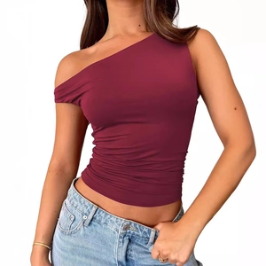 Haut moulant bordeaux à une épaule avec taille froncée et tissu élastique