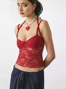 Eng anliegendes rotes Spitzen-Top mit V-Ausschnitt, Schleife und transparentem Muster