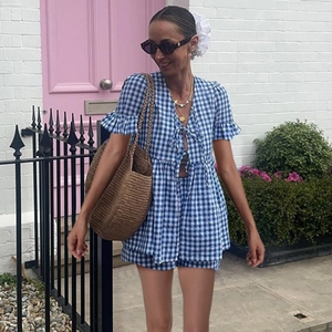 Ensemble vichy bleu et blanc avec haut à nouer à col en V et short à taille haute