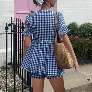 Détail de l'ensemble d'été vichy bleu et blanc avec manches à volants et sac en paille