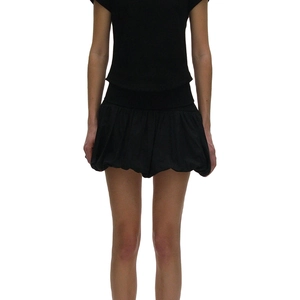 Ensemble robe deux pièces noir chic pour femme avec haut sans manches et jupe bouffante