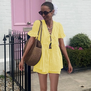 Détails de l'ensemble deux pièces en vichy jaune avec haut à nouer et short assorti