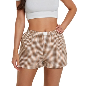 Primer plano de pantalones cortos vichy marrón de talle alto con cintura elástica