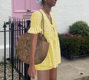 Détail de l'ensemble d'été à carreaux jaune avec haut à volants et short ample