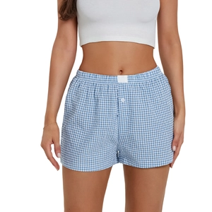 Detalle de los pantalones cortos de descanso de cuadros azules y blancos con cintura