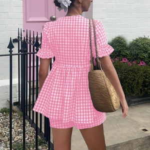 Détail de l'ensemble d'été vichy rose montrant le dos du haut évasé et du short
