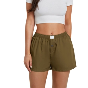 Detalle de los pantalones cortos verdes de cintura alta con elástico y botón frontal