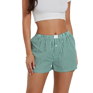 Detalle de pantalones cortos de cuadros vichy verdes y blancos con cintura alta elástica