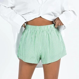 Détails du short d'été rayé pour femme avec motif vertical vert et blanc et coupe ample