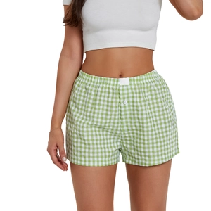 Detalle de pantalones cortos vichy verdes y blancos con cintura elástica y un botón