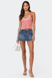 Detail von rotem Gingham Halter Top mit Spitze und blauem Denim Minirock Outfit