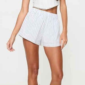 Détail du short à rayures taille haute avec taille élastique et tissu en coton léger