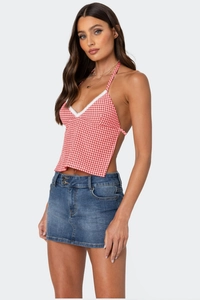 Detail von rot-weißem Neckholder-Top mit Spitze und blauem Jeansrock am Modell