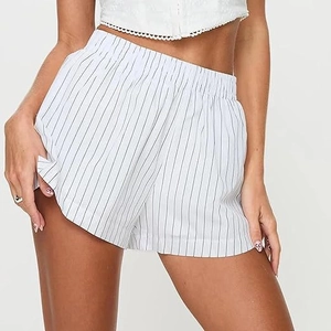 Détail de la taille haute élastique sur un short d'été décontracté à rayures blanches