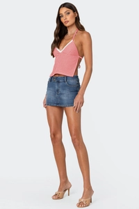Detail von rot-weißem Gingham-Neckholder-Top mit Spitze und Denim-Minirock
