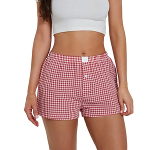 Primer plano de pantalones cortos de cuadros rojos y blancos con cintura elástica y botón