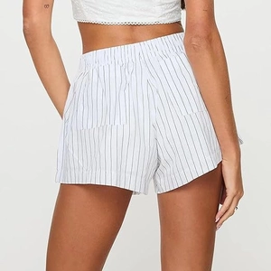Détail d'un short élastique à taille haute avec rayures verticales et poches plaquées