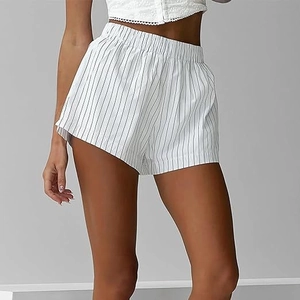 Détail de la taille élastique haute sur un short d'été rayé décontracté pour femme