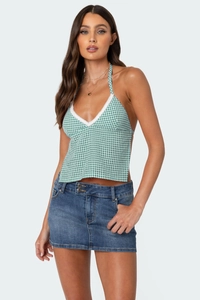 Detail des grün-weißen Gingham-Haltertops mit zarter weißer Spitze und V-Ausschnitt-Design