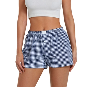 Detalle de los pantalones cortos vichy azules de talle alto con cintura elástica