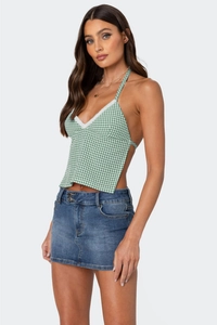 Details des grünen Gingham-Halter-Tops mit Spitze und blauem Denim-Minirock