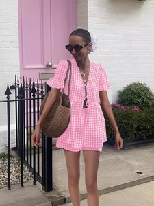 Ensemble deux pièces à carreaux rose et blanc avec haut noué et short à taille haute