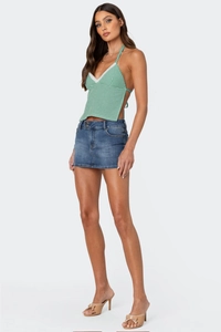 Detail von grünem Gingham-Neckholder-Top mit Spitze und Denim-Minirock am Modell