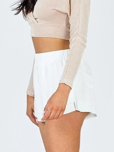 Short d'été blanc ample pour femme avec taille élastique et fente latérale