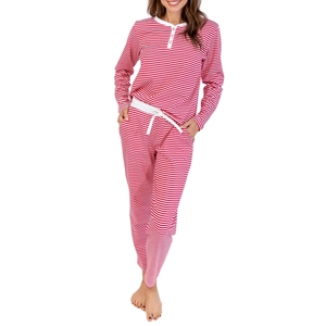Détail d'un pyjama à rayures rouges et blanches avec boutons en V et taille élastique