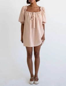 Detalle de mangas abullonadas y lazo en el escote del vestido babydoll de rayas rosa y blanco