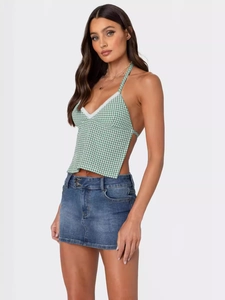Grünes Halfter-Top mit Karomuster und rückenfreiem Design kombiniert mit Denim-Minirock