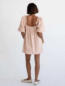 Vista trasera de un vestido rosa de rayas con mangas abullonadas y gran escote en U