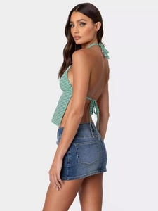 Grünes Gingham Halter Top mit rückenfreiem Design getragen von Model mit Jeansrock