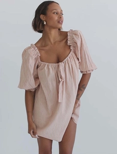 Detalle del escote cuadrado con volantes y cordón ajustable en el vestido de rayas