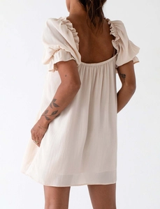 Vue détaillée d'une mini-robe en dentelle abricot avec décolleté à volants et manches bouffantes