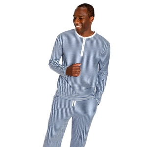 Détail d'un pyjama rayé bleu et blanc pour hommes avec col henley et cordon de serrage