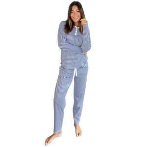 Détail d'un pyjama rayé bleu et blanc à manches longues avec col en V boutonné pour femme