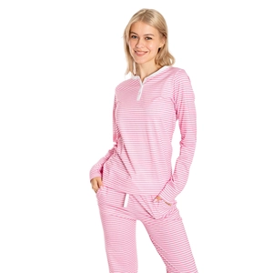Détail du pyjama rayé rose et blanc montrant le tricot doux et le col à boutons