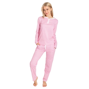 Détail de l'ensemble de pyjama rayé rose et blanc avec décolleté boutonné et poignets