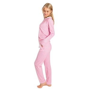 Détail du pyjama rayé rose et blanc montrant le tissu en coton doux et les bords-côtes