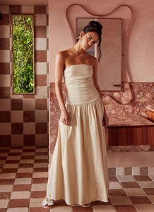 Dettaglio dell'elegante design a pieghe scoperte su questo abito estivo bianco crema