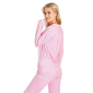 Gros plan du pyjama rayé rose et blanc montrant la texture douce et respirante