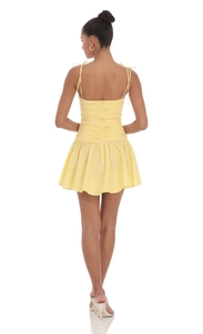 Vue arrière de la robe mini jaune citron avec corsage froncé et fermeture éclair
