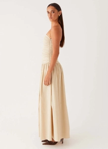 Dettaglio del corpetto arricciato e della cerniera laterale nascosta su un abito lungo crema