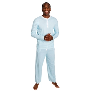 Détail d'un pyjama à rayures bleu clair et blanc avec col Henley boutonné à manches longues