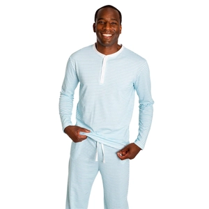 Détail de l'ensemble de détente rayé bleu pour hommes avec haut henley à manches longues