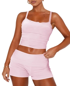 Détail du caraco en maille rose avec dentelle délicate sur le décolleté et bretelles