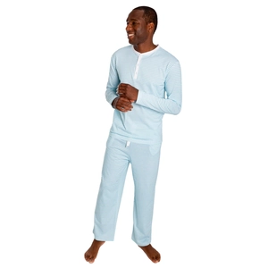Détail de l'ensemble pyjama rayé bleu pour homme avec coton doux et col henley blanc cassé