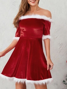 Weihnachtliches rotes Samtkleid schulterfrei in A-Linie mit weißem Kunstpelzbesatz