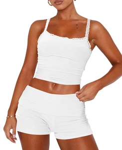 Détail de la dentelle délicate sur l'ensemble débardeur et short blanc côtelé pour femme